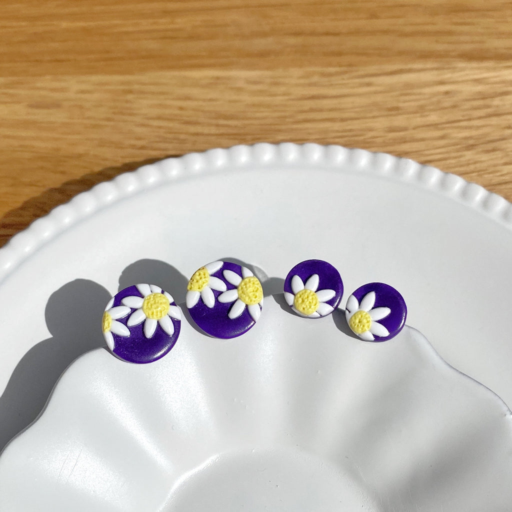 Small daisy stud - Purple